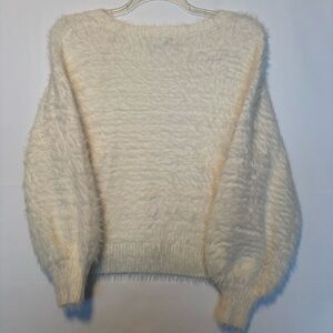 London Kaye Cozy White Women's Sweater. INV26/166